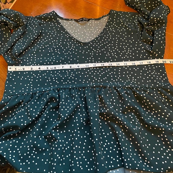 Blouse M Shein High Low Forest Green White Polka Dots Bell Sleeve Shirt - Picture 4 of 9